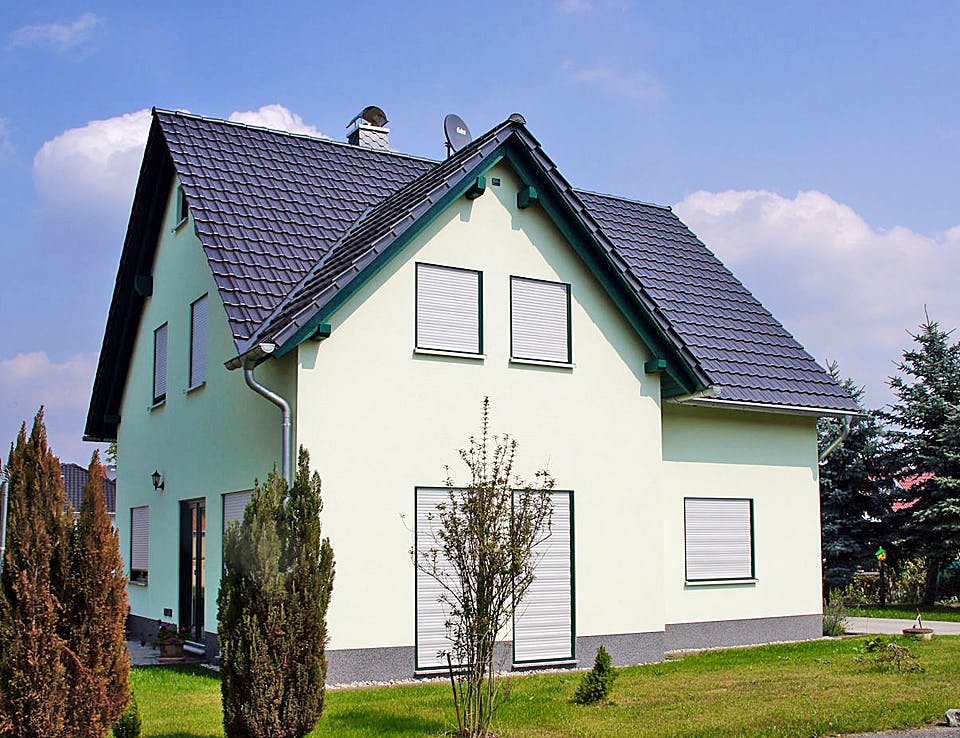 Massivhaus Einfamilienhaus 325 von WEIOTT-Massiv-Haus, Satteldach-Klassiker Außenansicht 2
