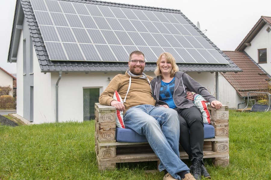 Das Bauherrenpaar Jennifer Kugler und Frank Faber sitzen vor Ihrem fertiggestellten Ytong Bausatzhaus