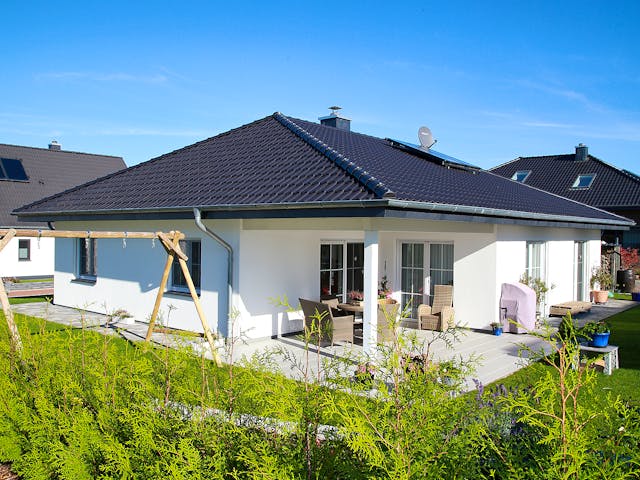 Fertighaus Bungalow Klassisch von Zimmerer-Profibau Schlüsselfertig ab 350000€, Bungalow Außenansicht 1