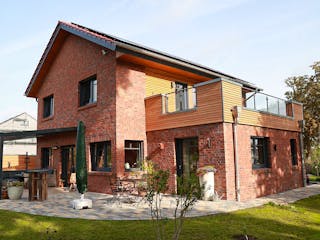 Fertighaus Stadthaus Klassisch von Zimmerer-Profibau Schlüsselfertig ab 510000€, Satteldach-Klassiker Außenansicht 1